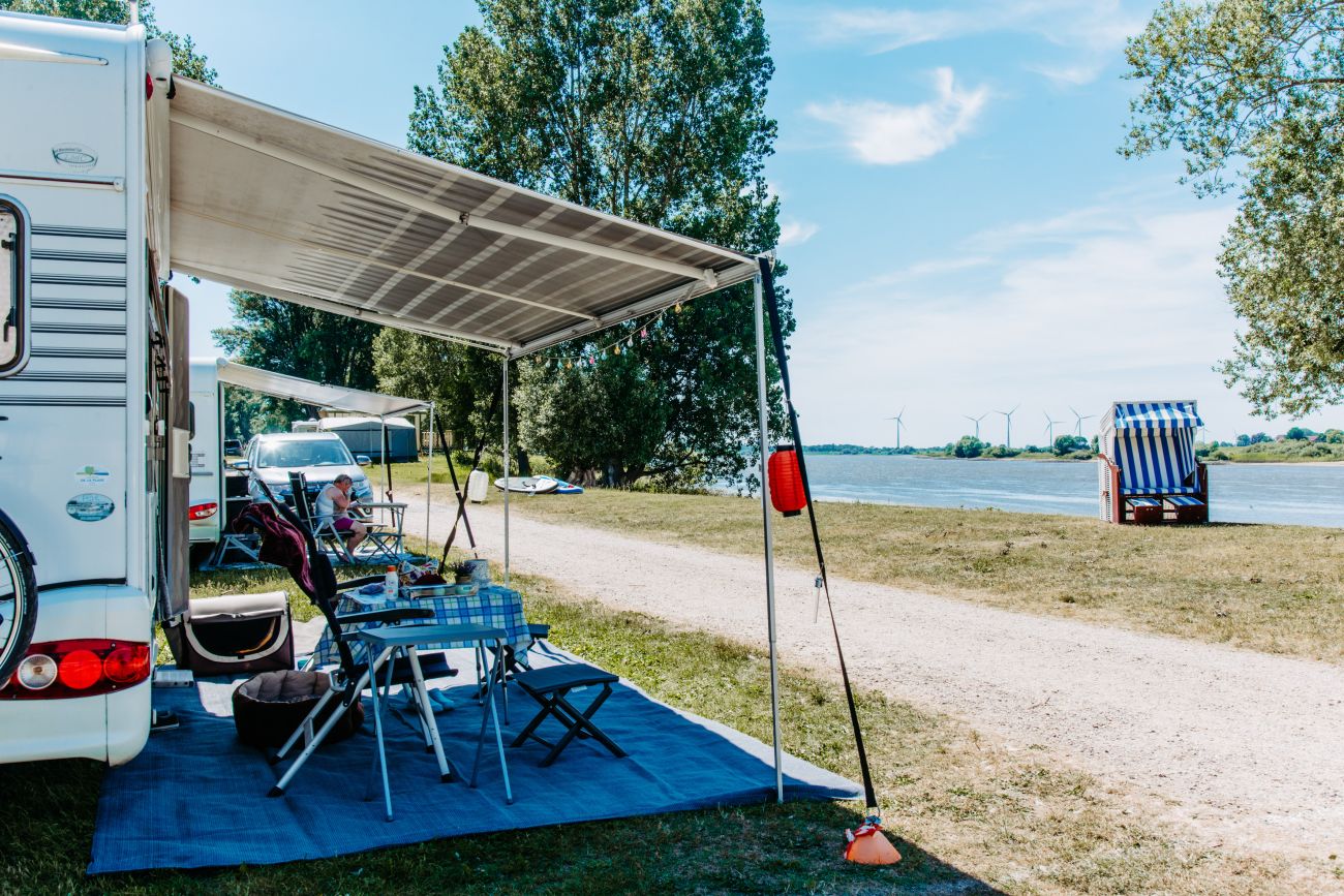 Wohnmobil mit Stühlen auf Elbe Campingplatz am Stover Strand
