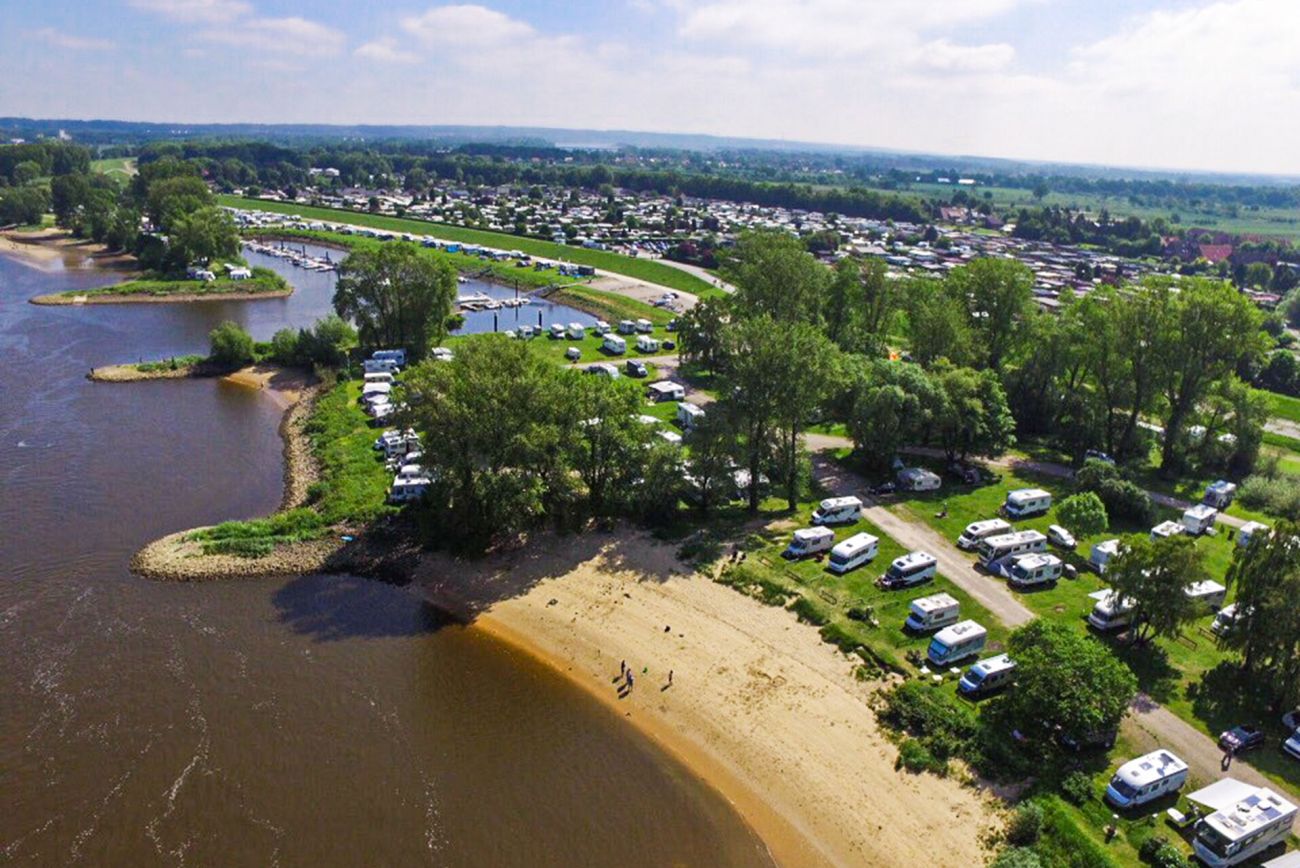 Luftaufnahme vom Stover Strand Campingplatz an der Elbe