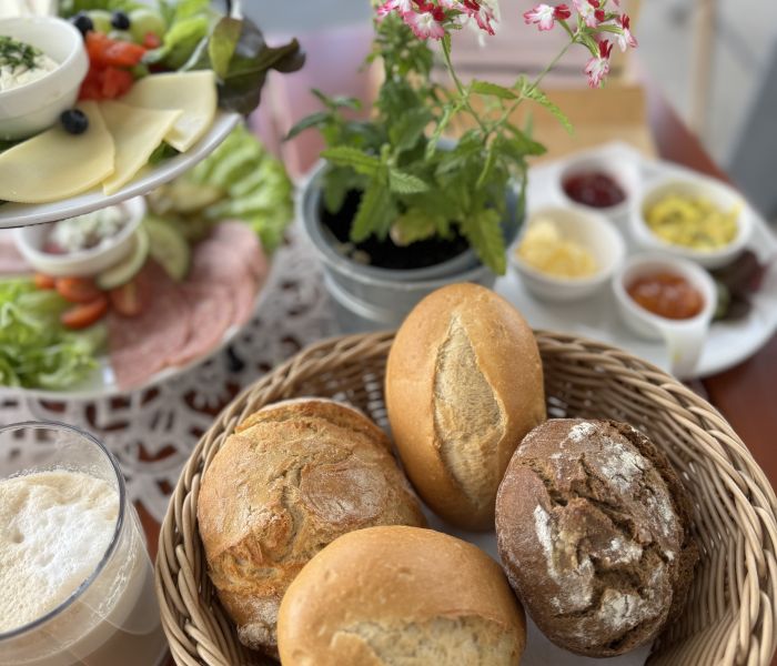 Frühstückstisch mit Brötchen am Stover Strand