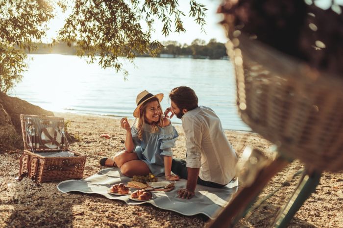 Paar bei Picknick am Elbstrand im Stover Holz