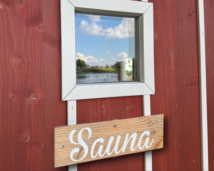 Bauwagen-Sauna mit Aussicht auf die Elbe am Stover Strand