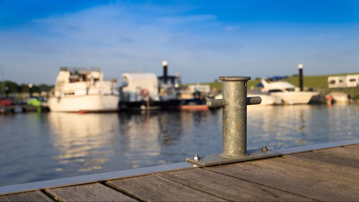 Bootshafen mit Schiffen direkt am Stover Strand Campingplatz an der Elbe