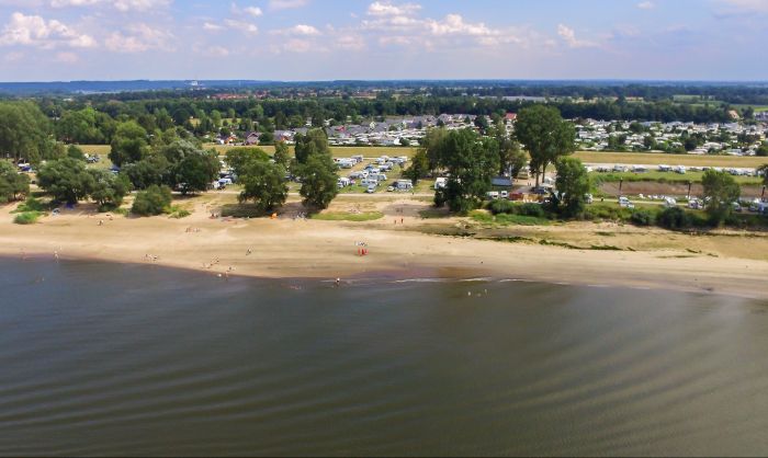 Campingplatz Stover Strand liegt direkt an Elbe mit eigenem breiten Badestrand