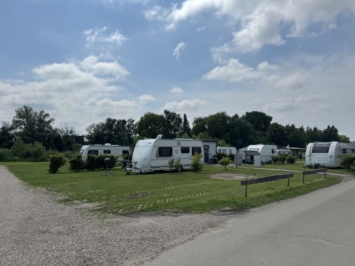 Komfortstellplätze auf dem Hauptgelände vom Campingplatz Stover Strand in Drage