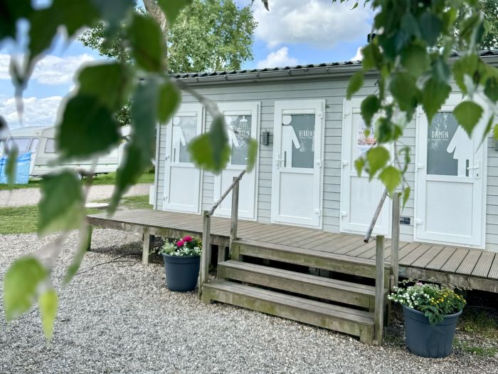 Toiletten direkt am Wohnmobilstellplatz Stover Strand in Drage nahe Hamburg