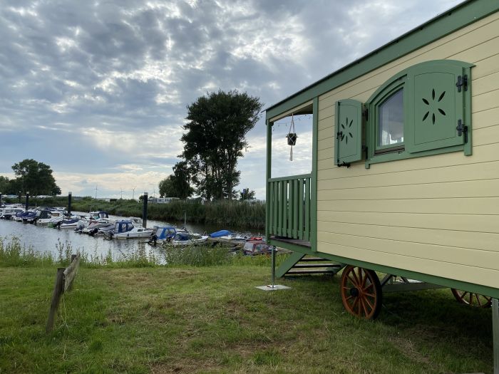 Natururlaub im Schäferwagen mit Elbblick bei Stover Strand Camping