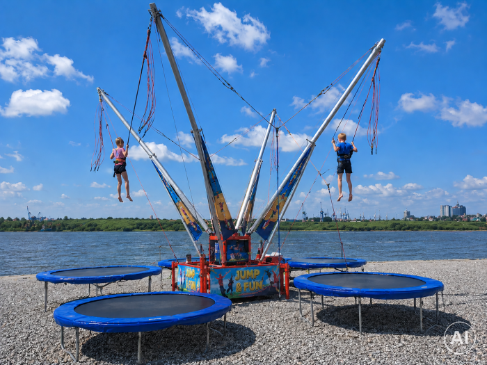 Bungee Jumper für Kinder am Beachclub von Stover Strand Camping