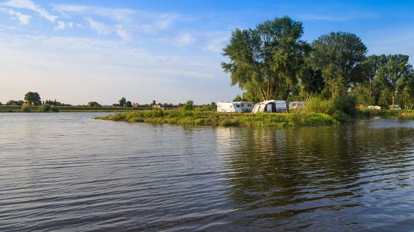 Wohnmobile haben vom Wohnmobilpark Stover Strand den Rundumblick auf die Elbe
