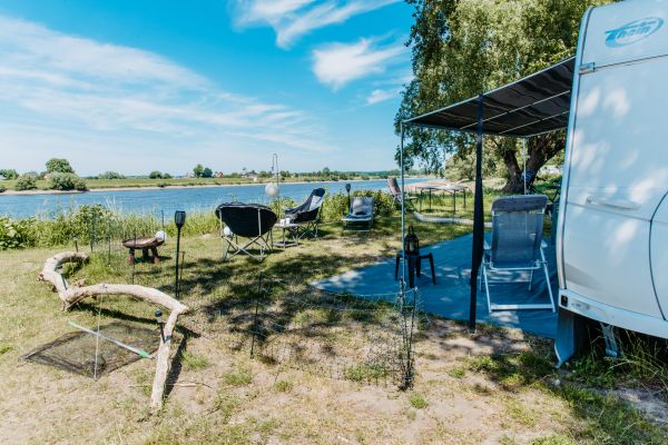 Wohnmobil mit Sonnenstühlen auf dem ersten Reihe Elbe Campingplatz Stover Strand