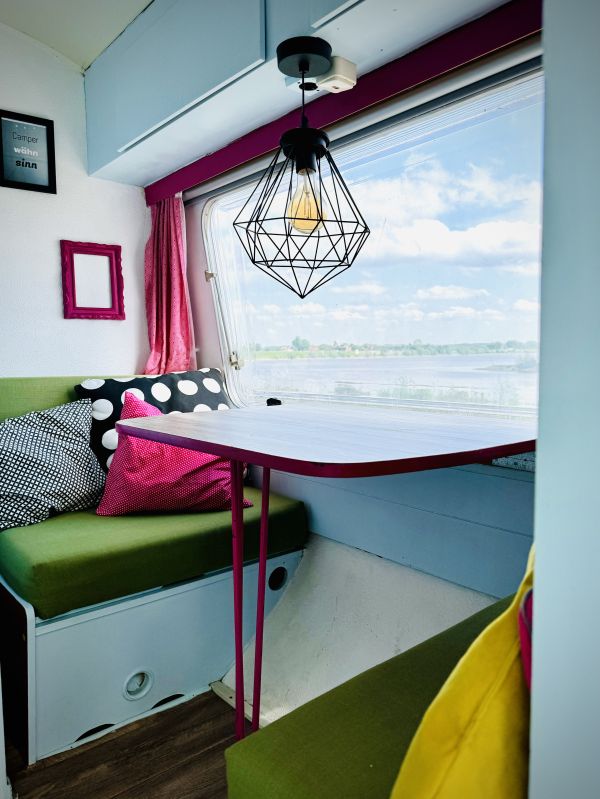 Sitzecke im StrandCamper Frollein Tabberta mit Blick auf Elbe am Stover Strand