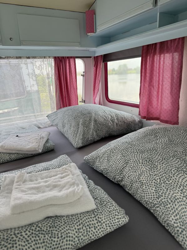 Doppelbett mit Schränken im Retro StrandCamper Frollein Tabberta am Stover Strand für Camping in Hamburg Nähe