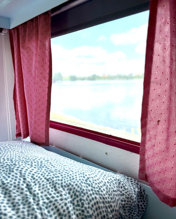 Retro StrandCamper Frollein Tabberta mit Doppelbett mit Blick auf den Stover Strand Campingplatz an der Elbe bei Hamburg