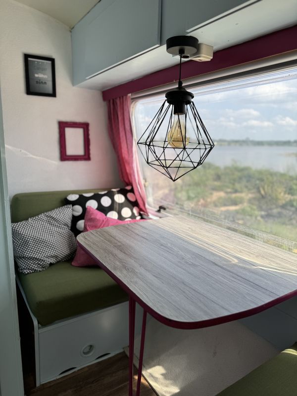 Sitzecke im StrandCamper Frollein Tabberta mit Blick auf die Elbe am Stover Strand