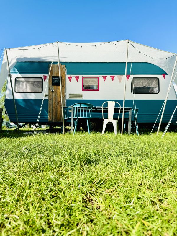 Blau weißer StrandCamper mit Sonnensegel am Stover Strand bei Hamburg