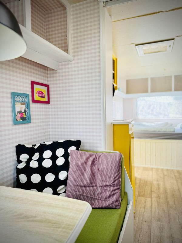 Mietwohnwagen mit Sitzecke & Doppelbett bei Stover Strand Camping