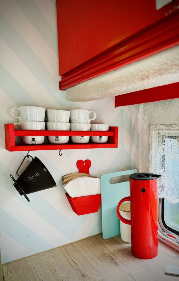 Küchenzeile von retro StrandCamper Bert bei Stover Strand Camping an der Elbe