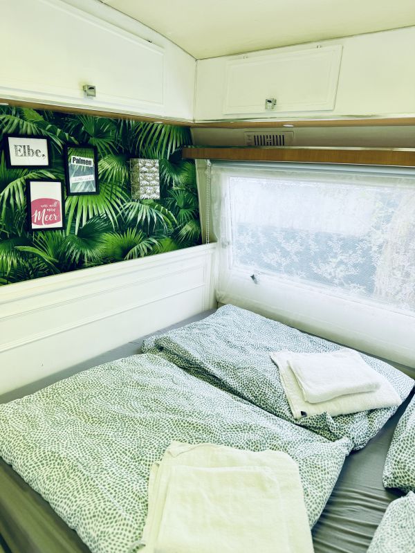 Doppelbett im Mietwohnwagen Bert bei Stover Strand Camping an der Elbe