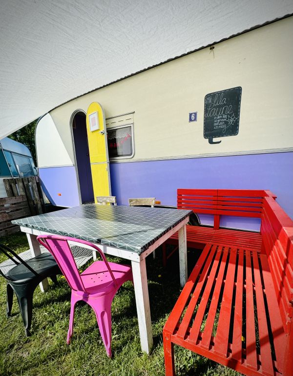 Lila retro StrandCamper mit Outdoor Sitzecke am Stover Strand bei Hamburg