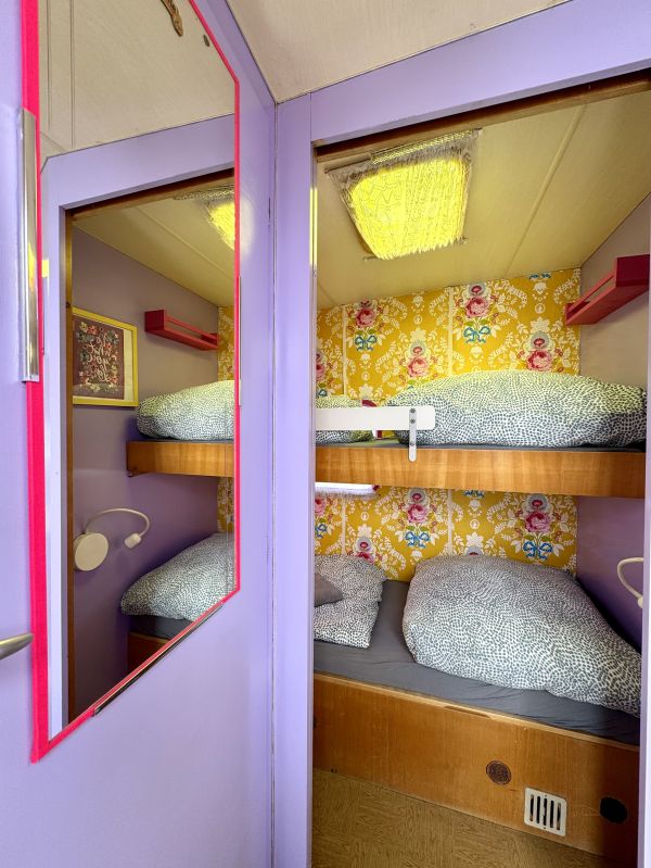 StrandCamper Lila Laune innen mit Etagenbett auf dem Campingplatz Stover Strand