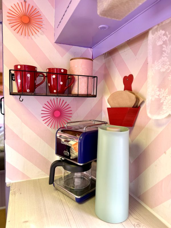 Kaffeemaschine auf rosa Küchenzeile in StrandCamper bei Stover Strand Camping