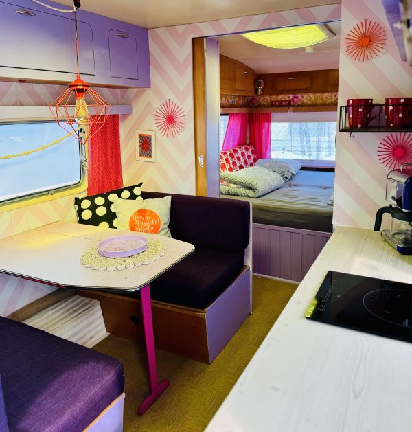 Doppelbett, Sitzecke & Küche in retro StrandCamper bei Stover Strand Camping