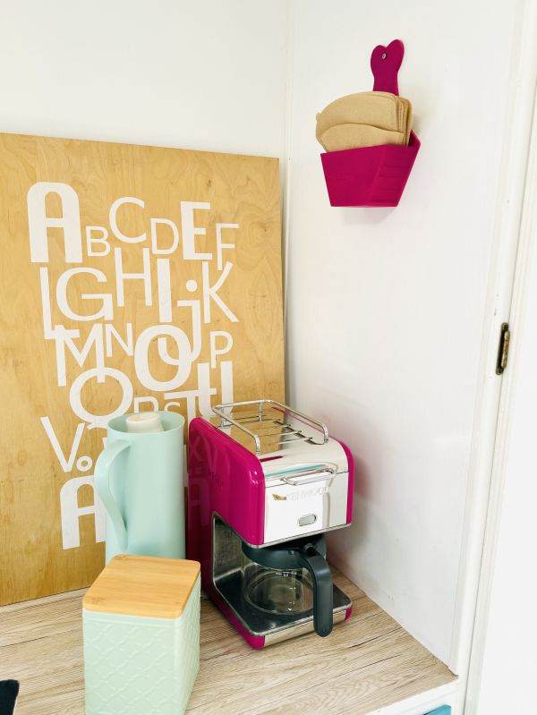 Pinke Kaffeemaschine im retro StrandCamper am Stover Strand Hamburg nah