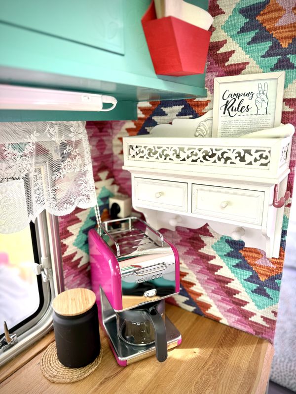 Kaffeemaschine mit bunter Tapete im StrandCamper bei Stover Strand Camping