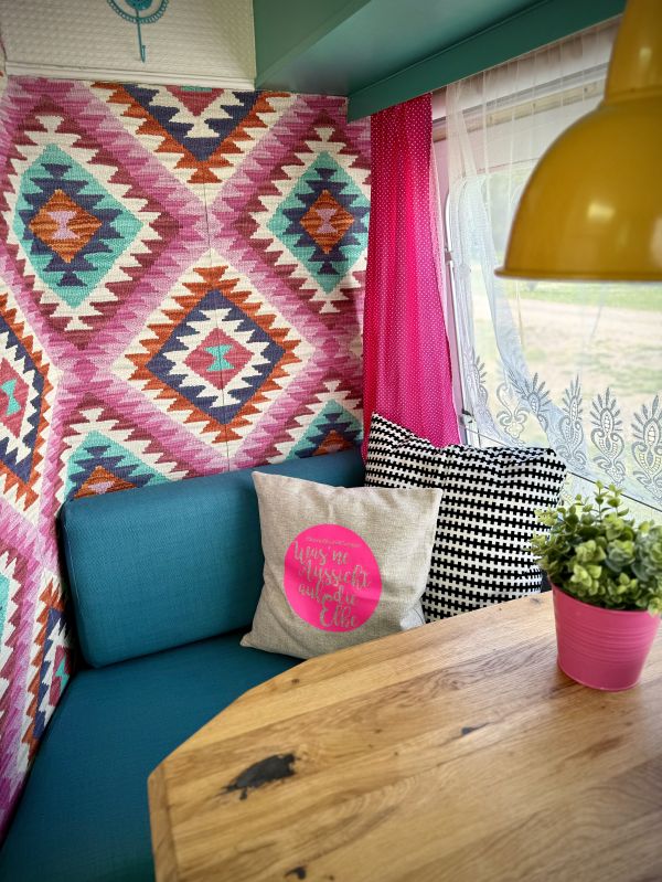 Sitzecke mit Fenster im retro StrandCamper bei Stover Camping nahe Hamburg