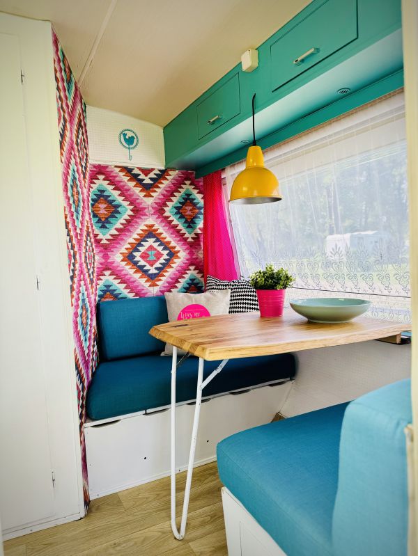 Türkiese Sitzecke im StrandCamper mit Aussicht bei Elbecamping Stover Strand