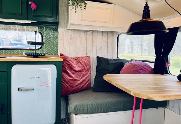 Urlaubsfeelings in Sitzecke mit Küche im StrandCamper