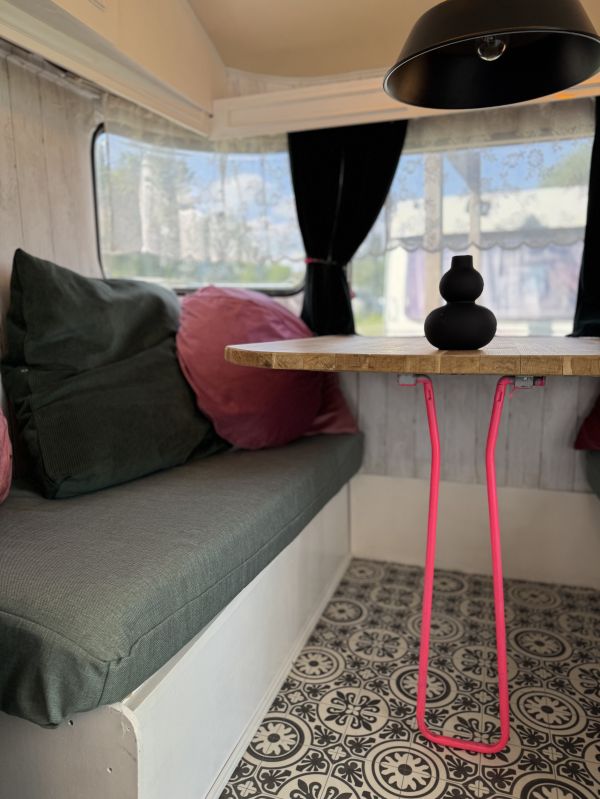 Sitzecke mit Esstisch im StrandCamper bei Elbe Camping am Stover Strand