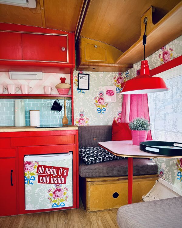 Rote Küchenzeile im StrandCamper Knutschi bei Stover Strand Camping