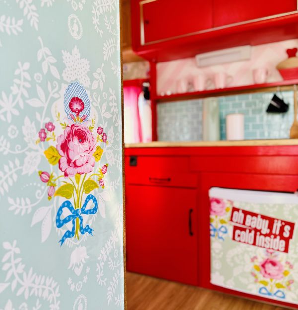 Rote Küchenzeile mit Kühlschrank im StrandCamper Knutschi am Stover Strand