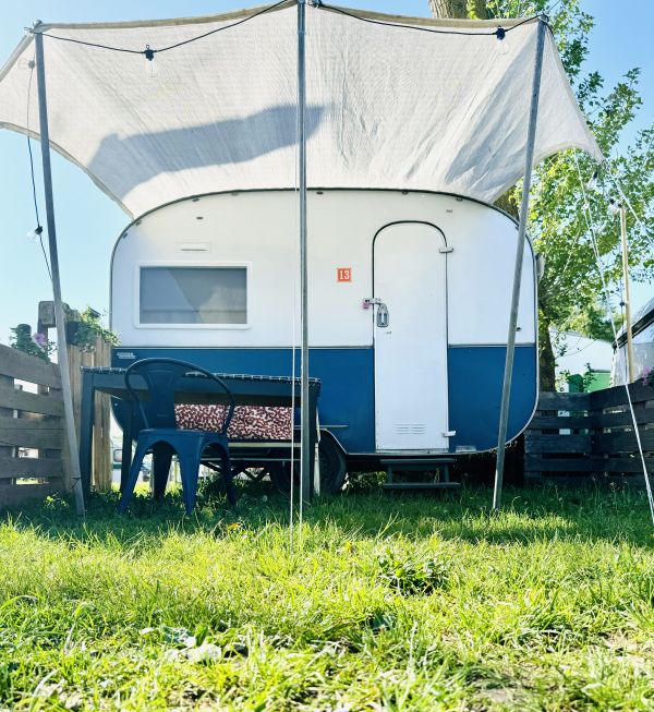 Retro StrandCamper mit Sonnensegel auf dem Campingplatz Stover Strand