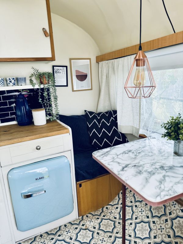 Retro Camper mit moderner Küche und Sitzecke für Elbe Camping in Hamburg Nähe