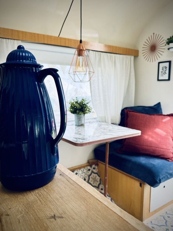 Kaffeekanne vor Sitzecke im retro StrandCamper bei Elbe Camping am Stover Strand