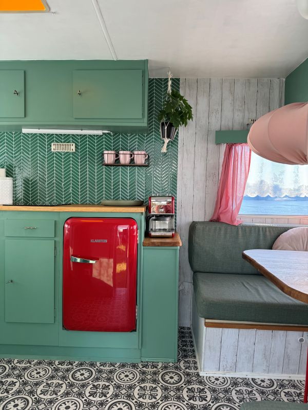 Küchenzeile mit Sitzecke im Mietwohnwagen Herr Klaus am Stover Strand