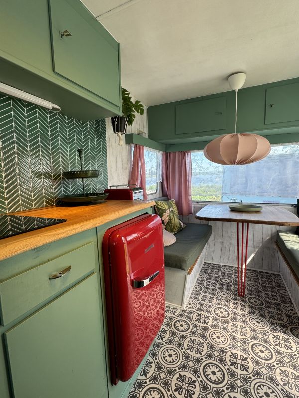 Grüne Sitzecke im StrandCamper Herr Klaus mit Blick auf die Elbe am Stover Strand