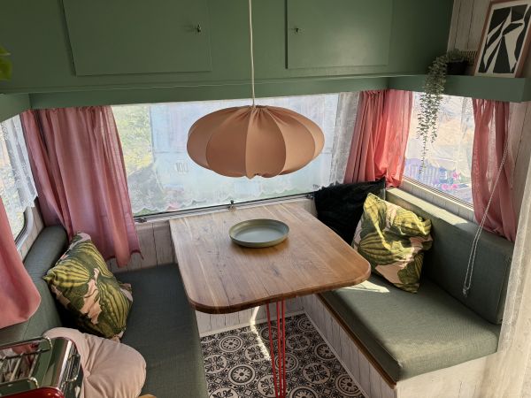 Retro Sitzecke im StrandCamper Herr Klaus am Stover Strand bei Hamburg