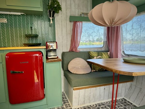 StrandCamper Herr Klaus innen mit Blick auf den Elbe Campingplatz Stover Strand