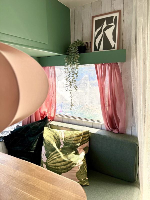 Dekoration in der grünen Sitzecke im StrandCamper am Stover Strand an der Elbe