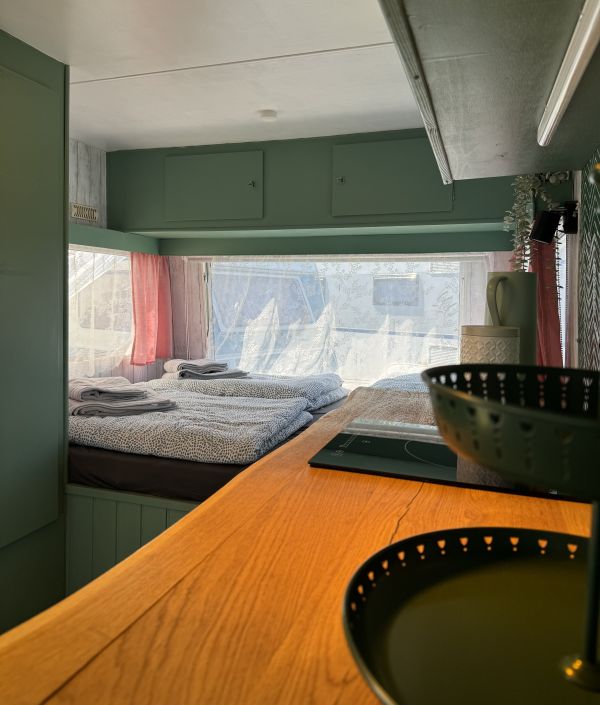 Küchenzeile und Doppelbett im Mietwohnwagen bei Stover Strand Camping nahe Hamburg