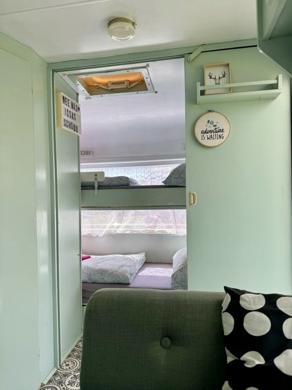 Etagenbett für Kinder im retro StrandCamper bei Stover Strand Camping