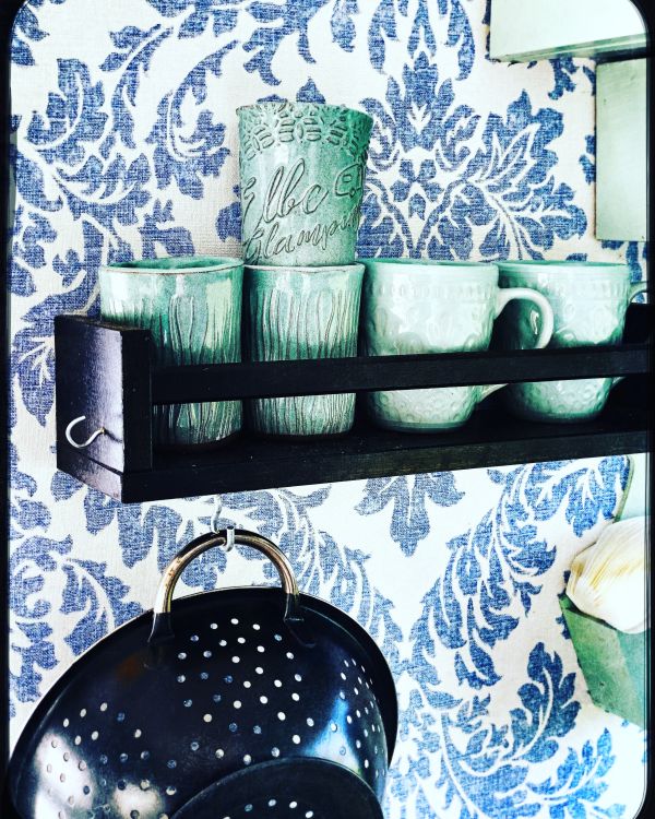 Kaffeetassen in  ausgestatteter Küche im retro Mietwohnwagen am Stover Strand