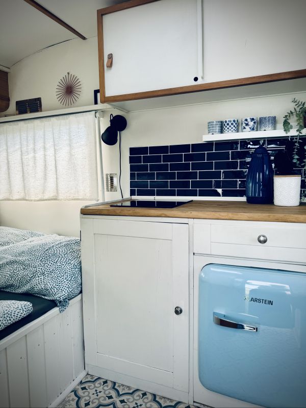 Retro camper with modern, fully equipped kitchen for Elbe camping near Hamburg