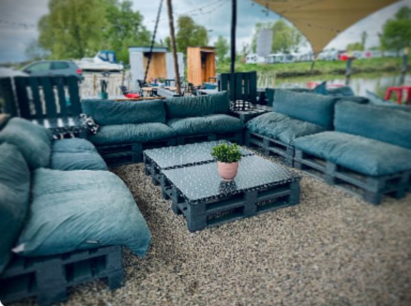 Gemütliche Palettenmöbel mit Blick auf die Elbe am Stover Strand Campingplatz Hamburg nah