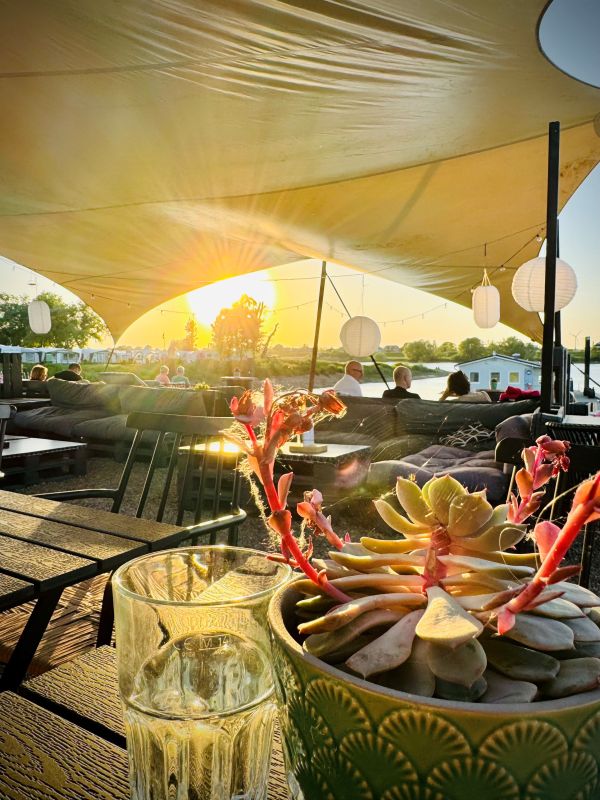 Cocktail bei Sonnenuntergang und mit Blick auf die Elbe