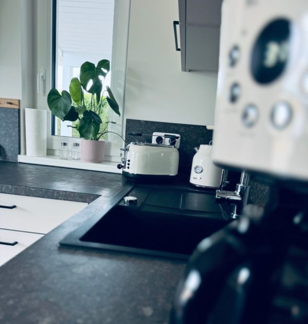 Modern, well equipped kitchen in the holiday cottages of Stover Strand Camping near Hamburg