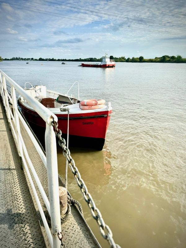 Fähre und Boot an der Elbinsel Lühesand
