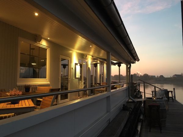 Outdoor seating on the floating restaurant houseboat at Stover Strand Camping